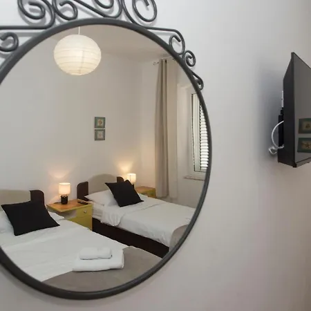 Apartment Town Place Split